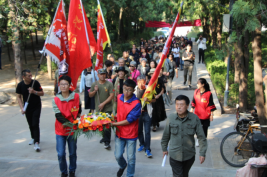 赤色志愿通报赤色精力—济南革命义士墓园社工事情室努力参加华野儿女哀伤先烈主题行为.动作