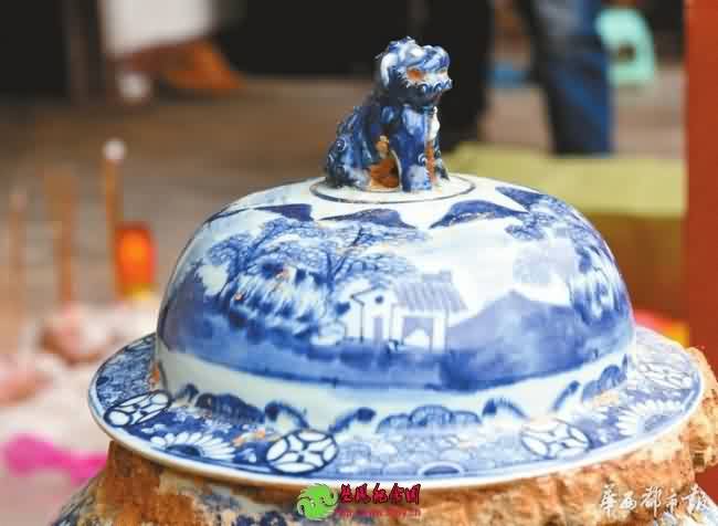 成都：村民迁祖坟挖出青花瓷坛 捐给文物所(组图)