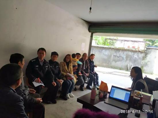 （左三着警服者为沈华祥）