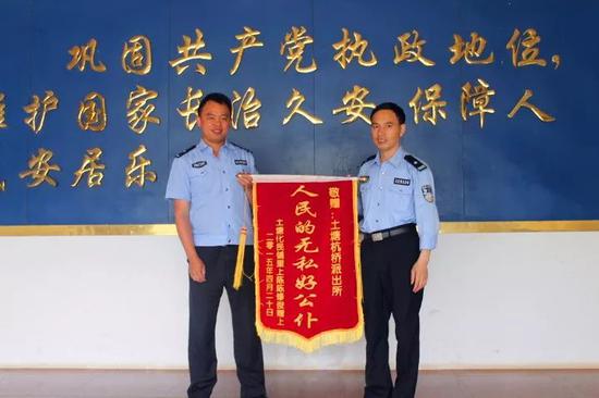 （左一为沈华祥）