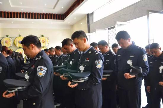 英魂离去，哀乐阵阵，鄱湖皆哀。大家怀着沉痛的心情送别好战友，好兄弟。