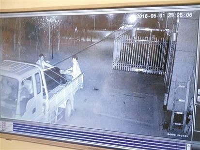 楚天金报讯图为：5月1日监控视频显示，有人将装载棺材的车停在小区通道上(小区业主提供)