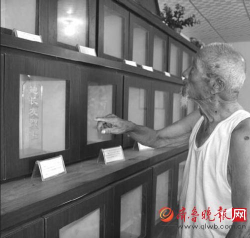 韩存灼老人在整理战友的灵牌。