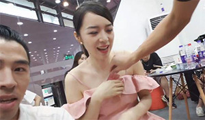 LOL女主持余霜CJ展被“袭胸”！魔术师把牌放进她胸口