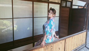 斗鱼张琪格晒19岁参加模特大赛照 身材丰满，满脸青涩