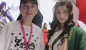 王思聪《逆水寒》CJ展台合影 网友：口头教育顾惜朝