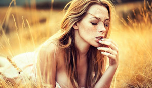 俄罗斯“胸猛”型御姐喷血写真 欧派惊人，魅惑力十足