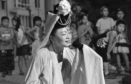 成都专职哭丧女职业哭丧13年 哭技感染众人