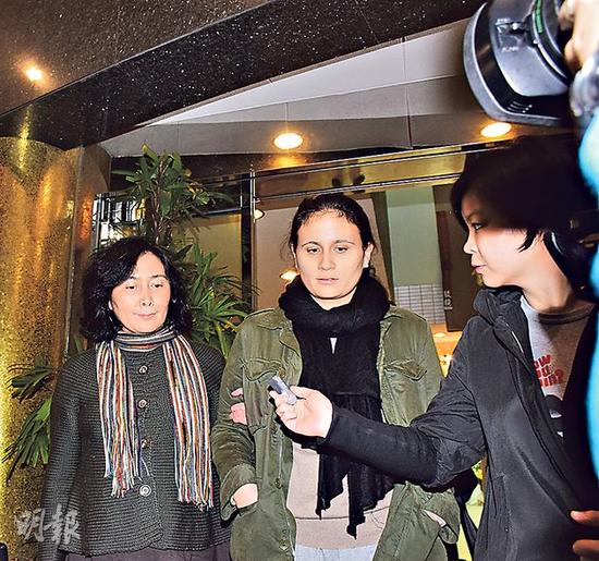 十姑娘女儿麦慧贞(左)到场拜祭，旁为麦的女儿Anna。