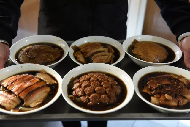 这个村奔驰宝马有的是 白事“抠的”每桌饭菜30元