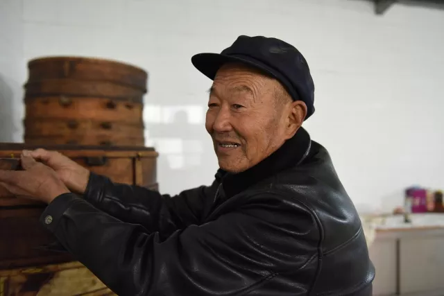 这个村奔驰宝马有的是 白事“抠的”每桌饭菜30元