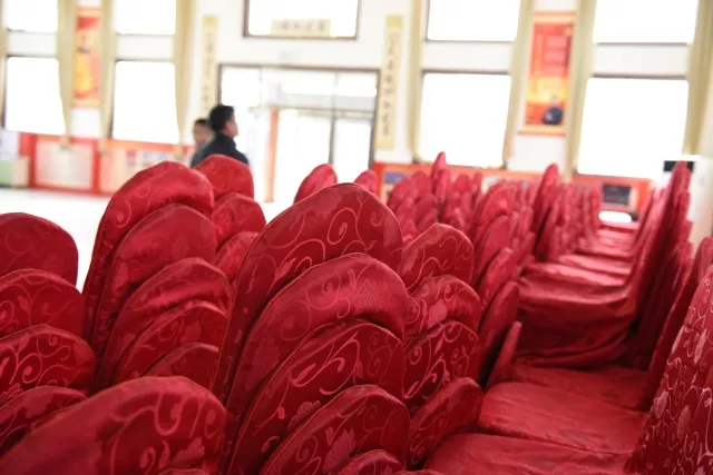 这个村奔驰宝马有的是 白事“抠的”每桌饭菜30元