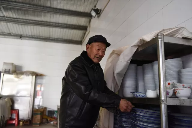 这个村奔驰宝马有的是 白事“抠的”每桌饭菜30元